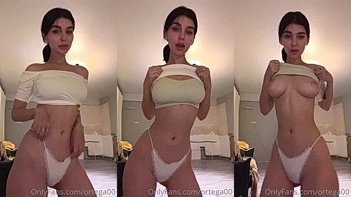Sexy Ukrainian babe reveals her perky tits Irena Ortega nude onlyfans leak