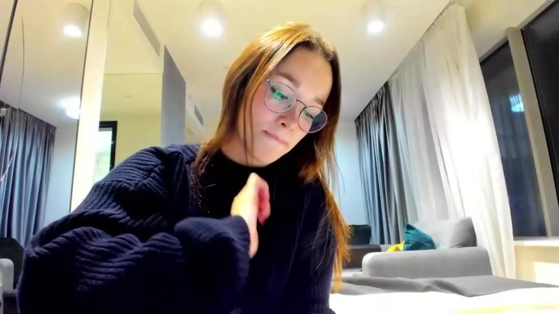 horny model Ellie Leen booty tease on cam in leaked onlyfans