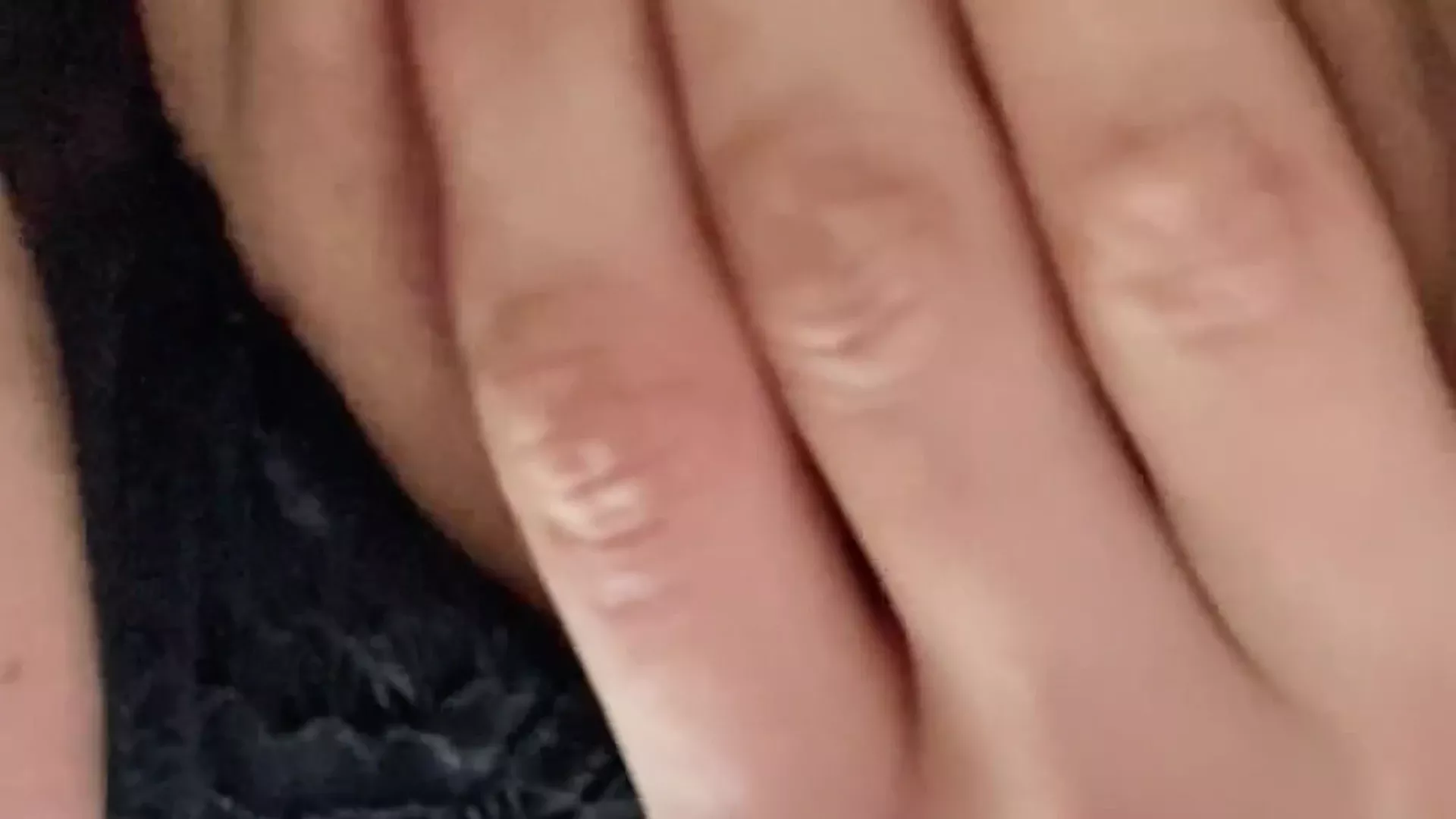 Ellie Leen finger her wet pussy in a close up onlyfans leak