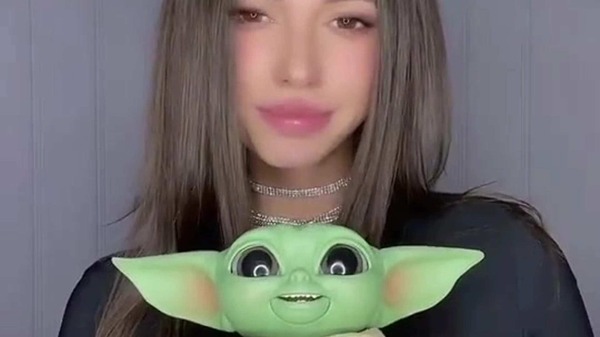 onlyfans babe Cristy Ren teasing her watcher’s