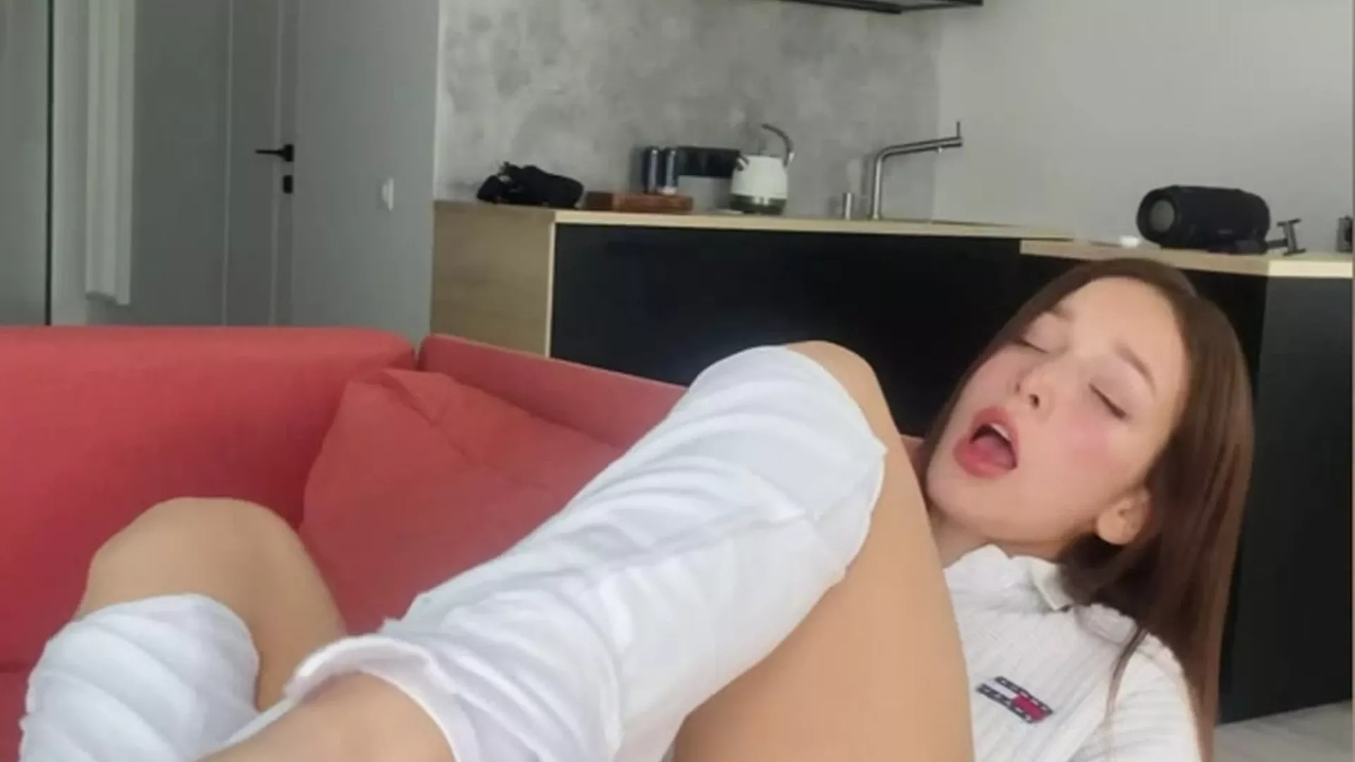 leaked onlyfans model Ellie Leen fingers her pussy and moan loud on couch