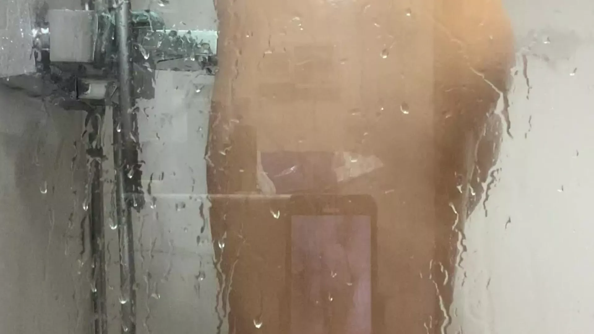 sexy diva Ellie Leen rubs her body in a hot shower leaked onlyfans