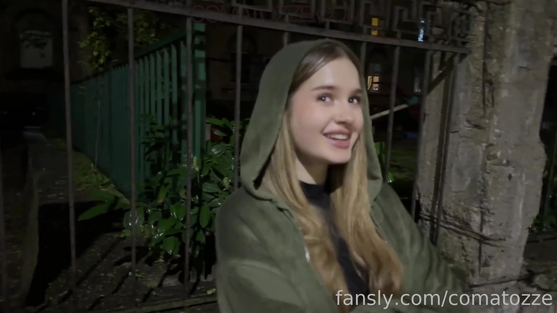 freaky sexy model Comatozze moasn uncontrollably while her wet pussy get destroyed