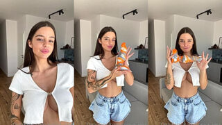 Sonya Jess sjhows her subscribers her amazing dildo to her fans