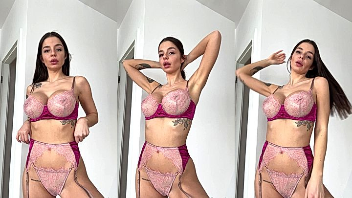 Sonya Jess is showing off her amazing boobs to her fans