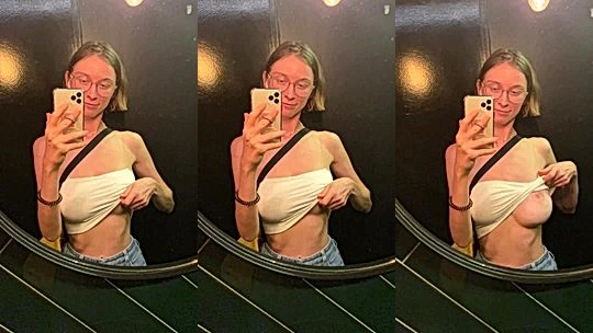 naughty onlyfans model Yourina do mirror selfie to shows her big tits