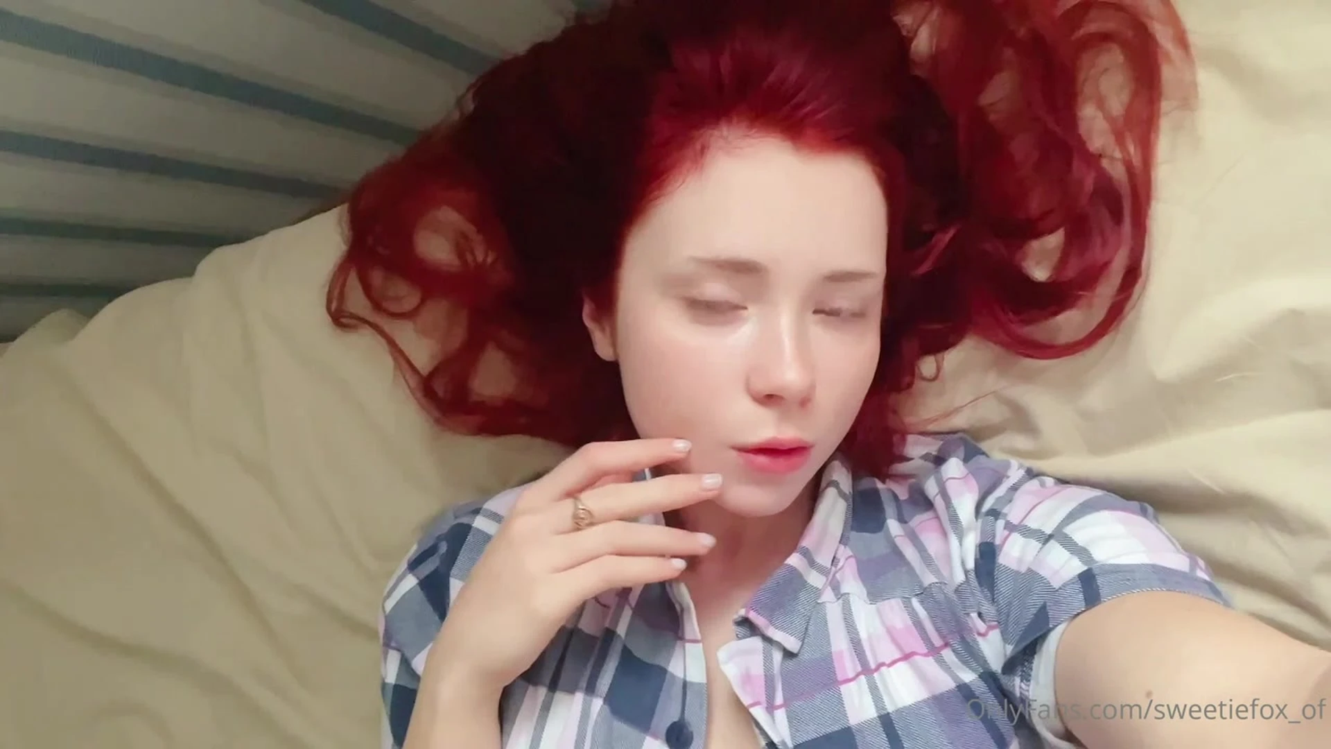 freaky red head  Sweetie Fox cant stop touching herself till she moan leaked onlyfans video