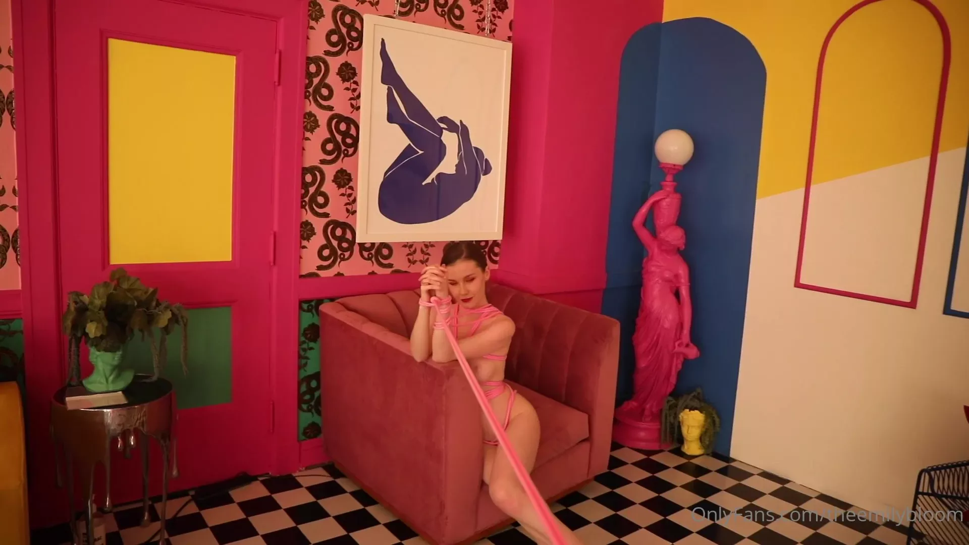 ukrainian onlyfans model Emily Bloom shows of her sexy curve and natural boobs